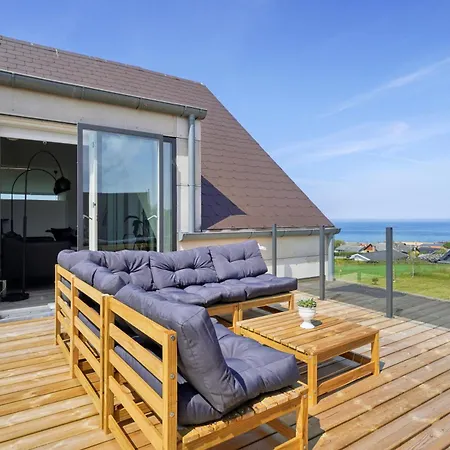 With Views Close To The Sea In Apartment